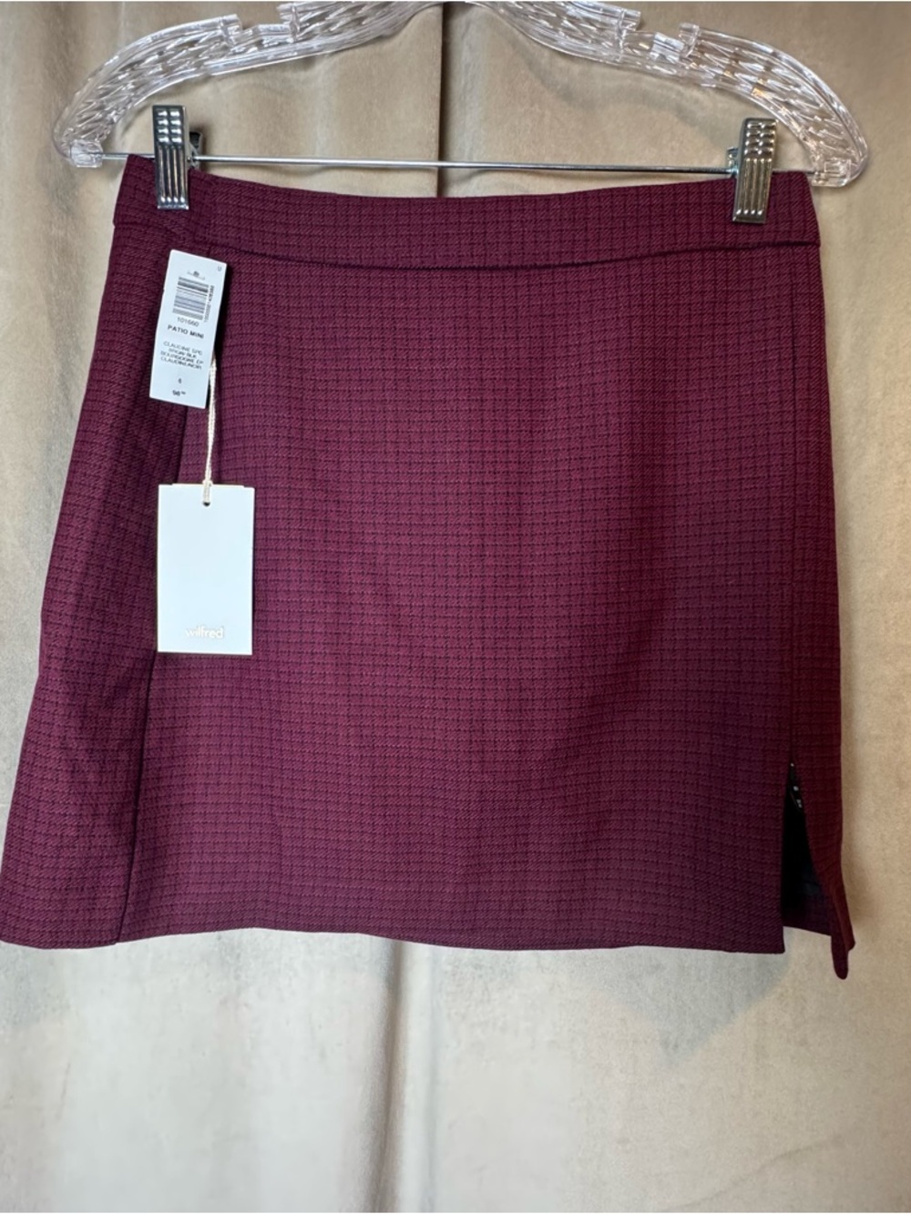 Wilfred Aritzia Classic Mini Skirt
High-rise A-line mini skirt Patio Burgundy 6